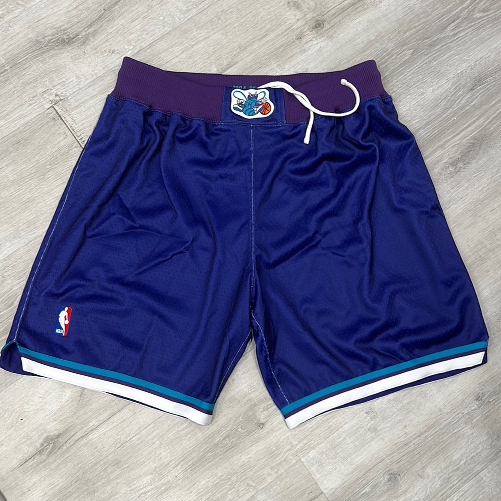 Authentic Charlotte Hornets Shorts XL